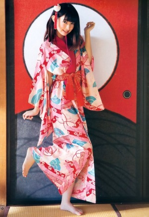 Kyoko Hinami looking lovely barefoot in yukata : )