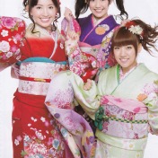 Mayu (center) With Haruna (left) and Taka-Mina (right).